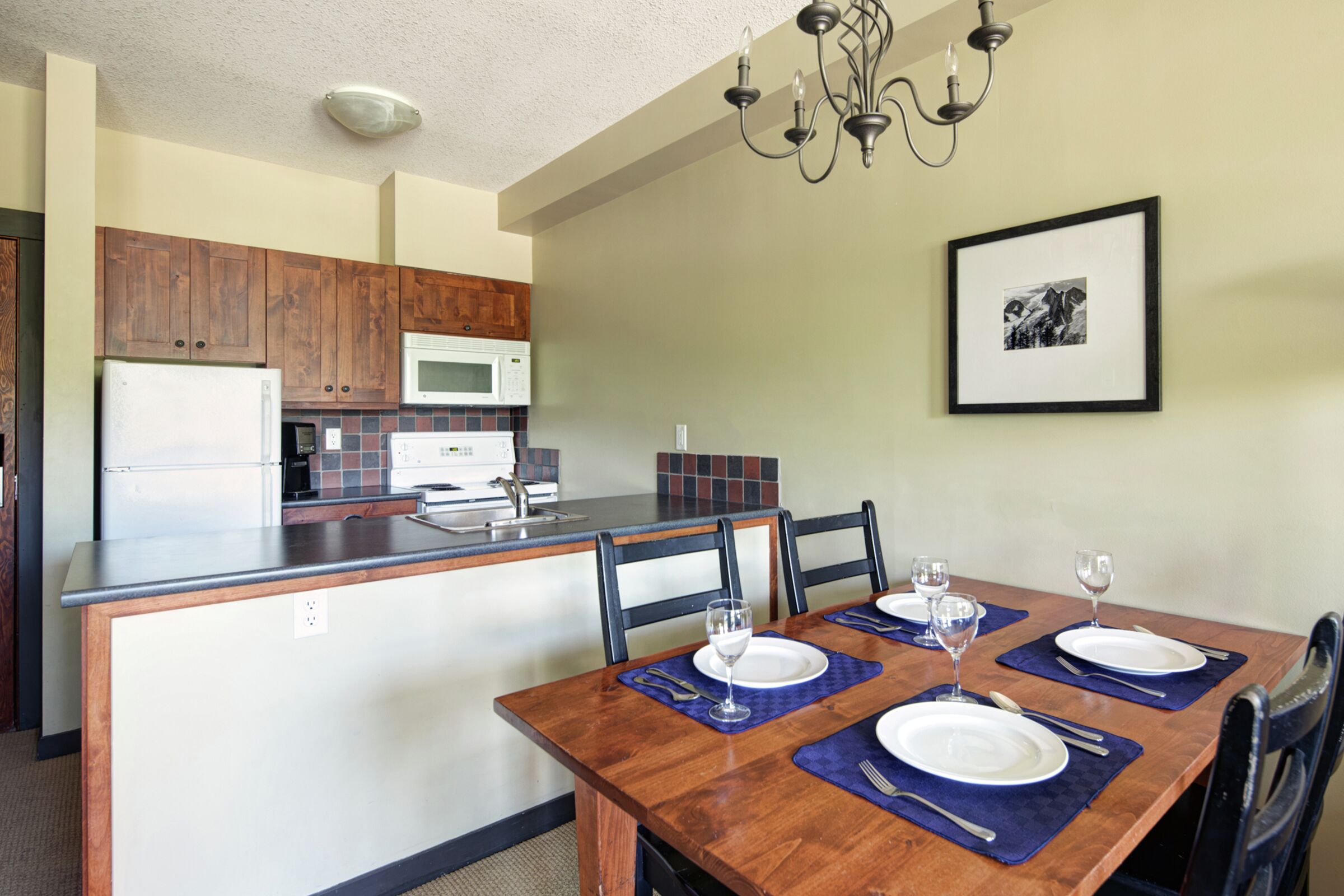 Summit Lodge - Dining Room & Kitchen