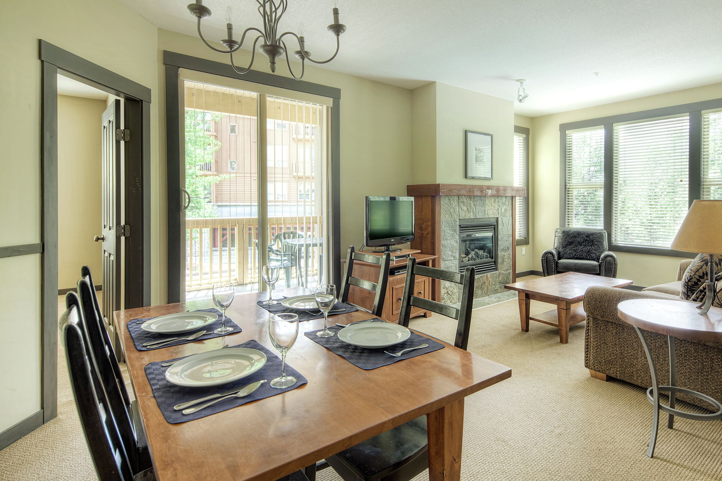 Summit Lodge - Living Room & Dining Room