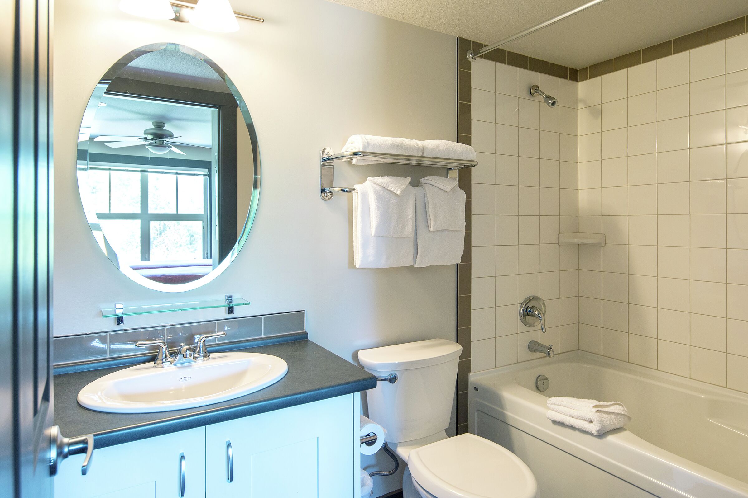 Peaks Lodge - Studio Bathroom