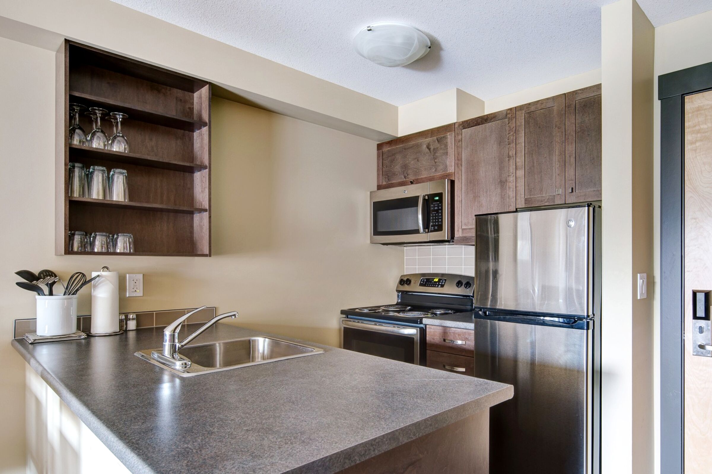 Peaks Lodge - Studio Kitchen