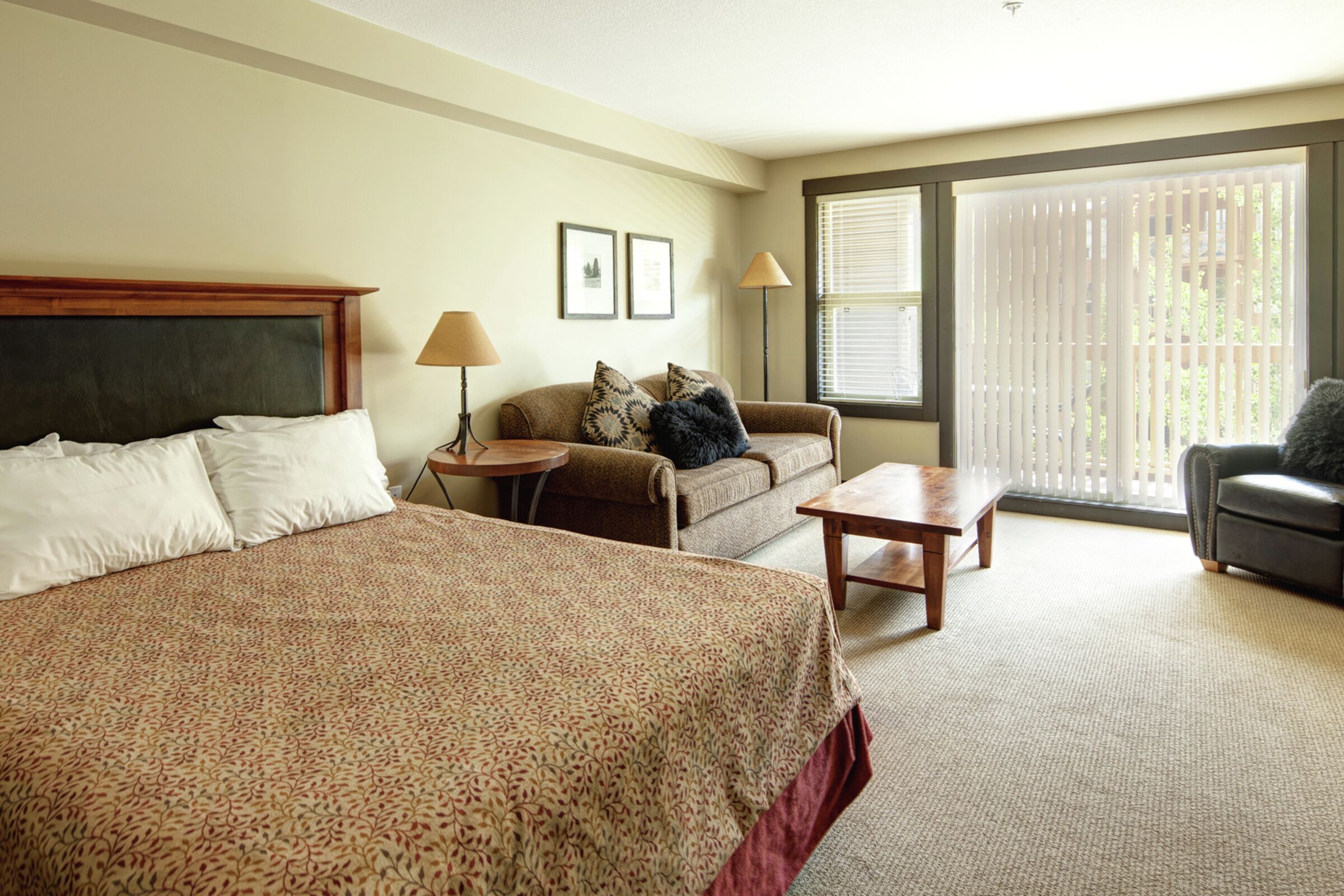 Summit Lodge - Studio Living Area