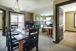 Peaks Lodge - Living Room & Dining Room