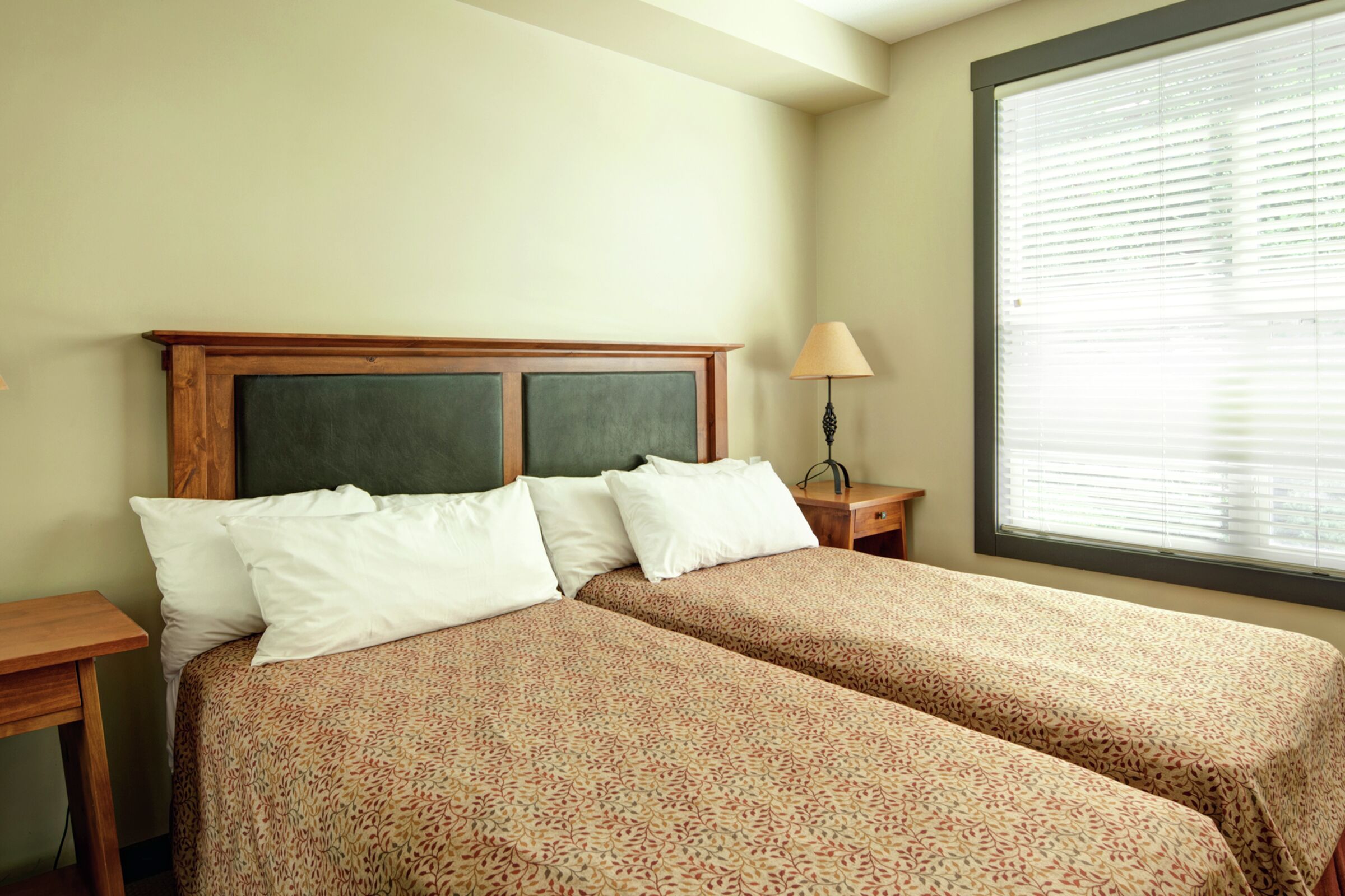 Summit Lodge - Bedroom