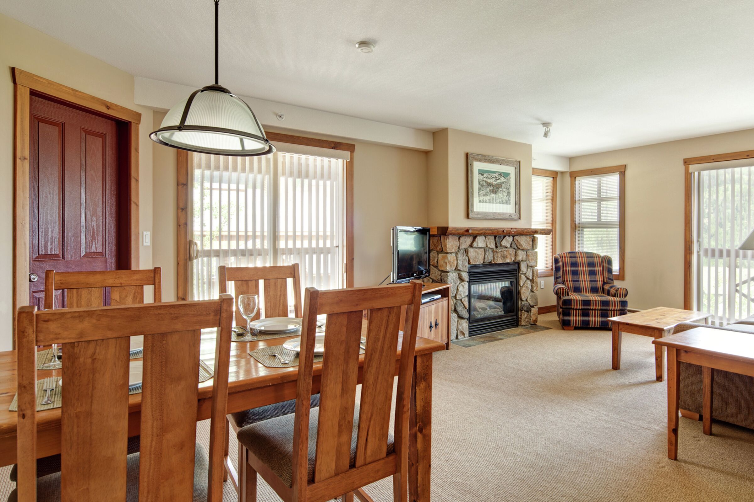 Taynton Lodge - Dining Room & Living Room