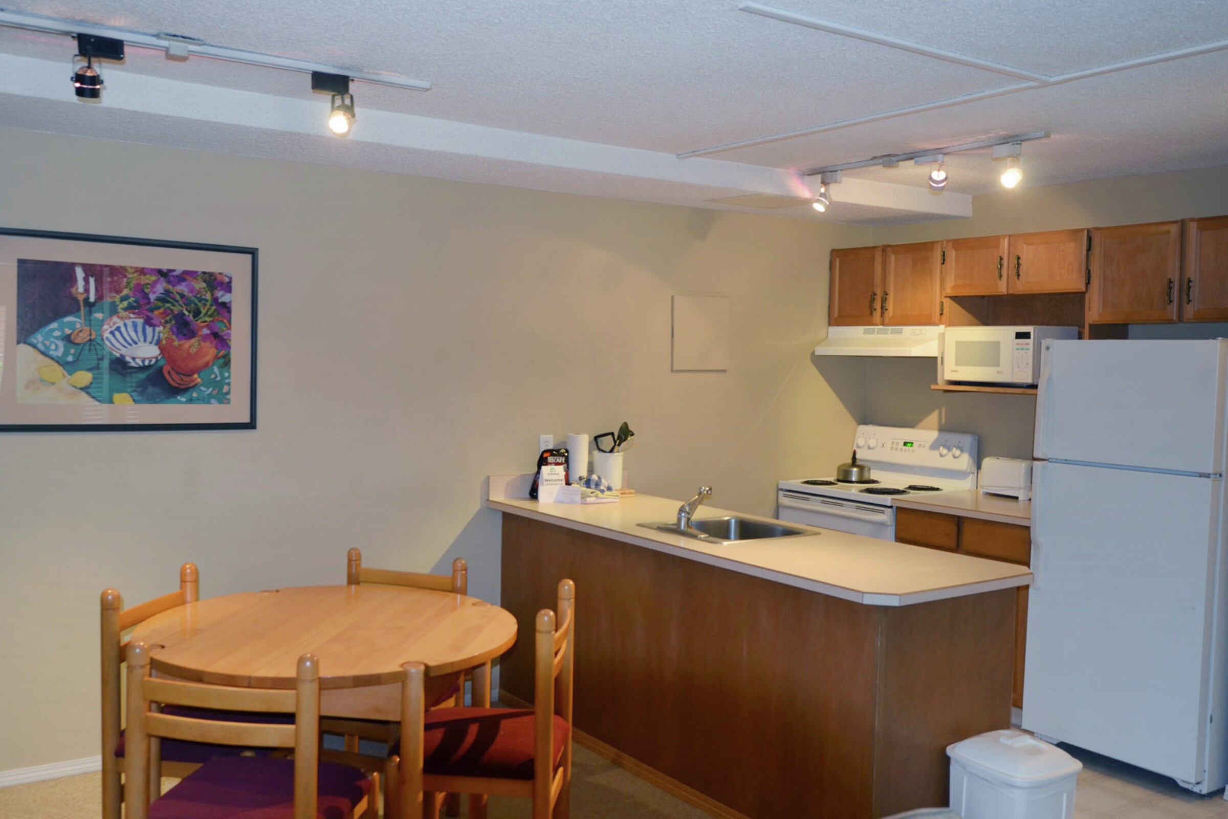 Horsethief Lodge - Dining Room & Kitchen