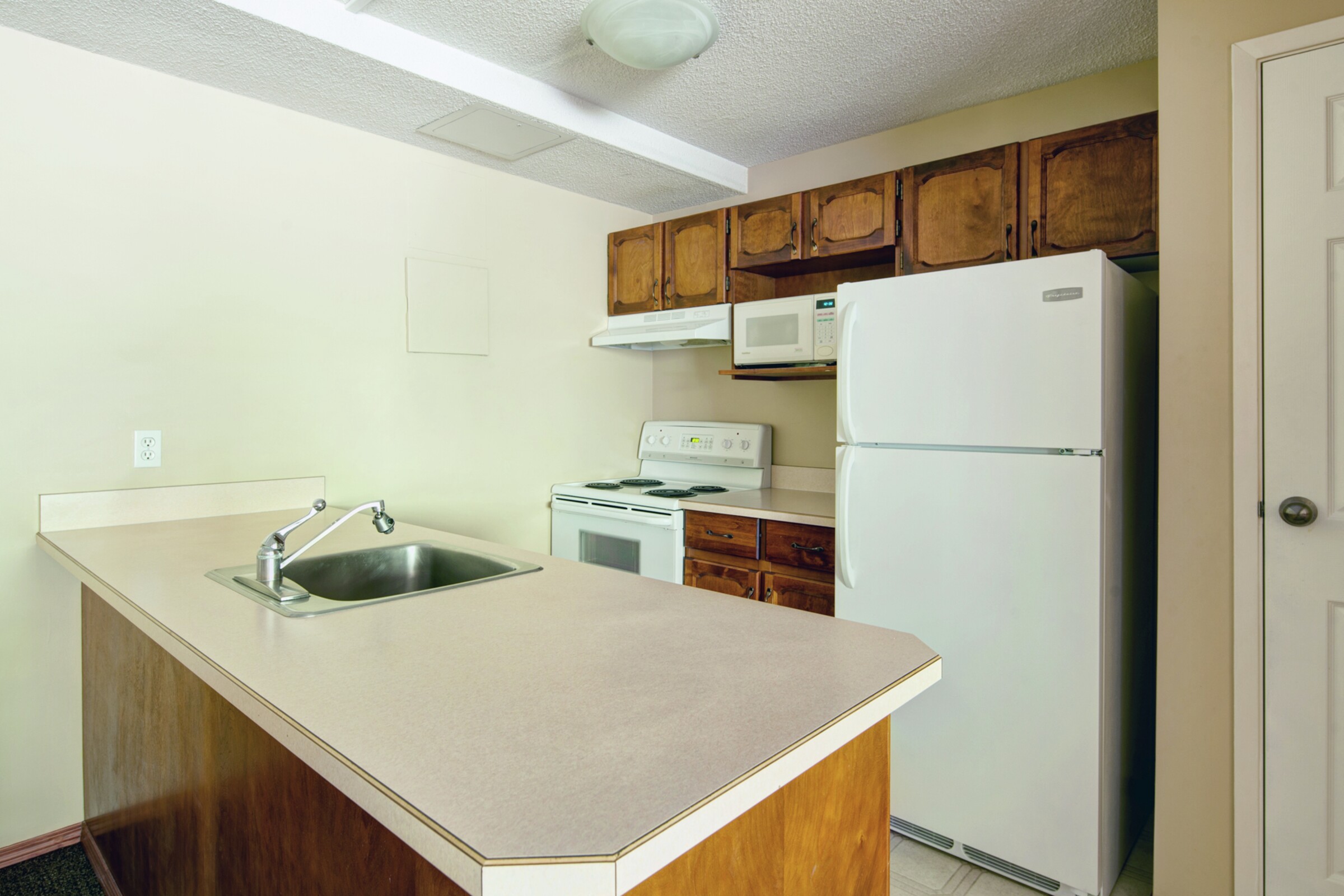 Horsethief Lodge - Studio Kitchen