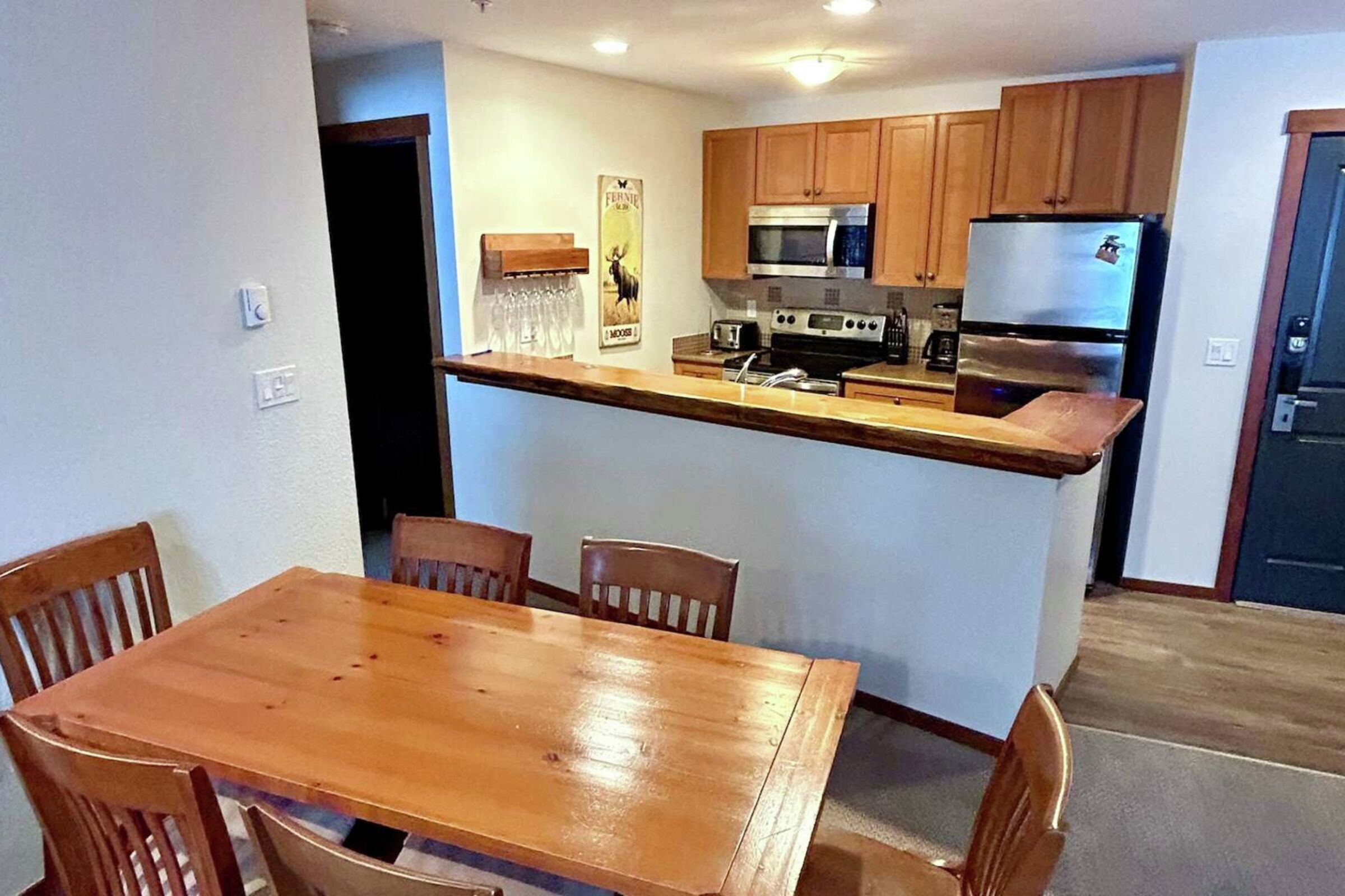 211 - Dining Room & Kitchen
