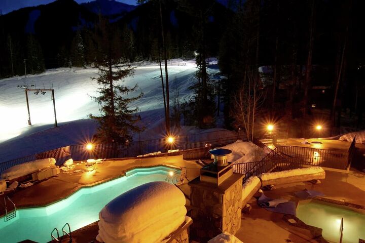 Outdoor Pool & Hot Tubs