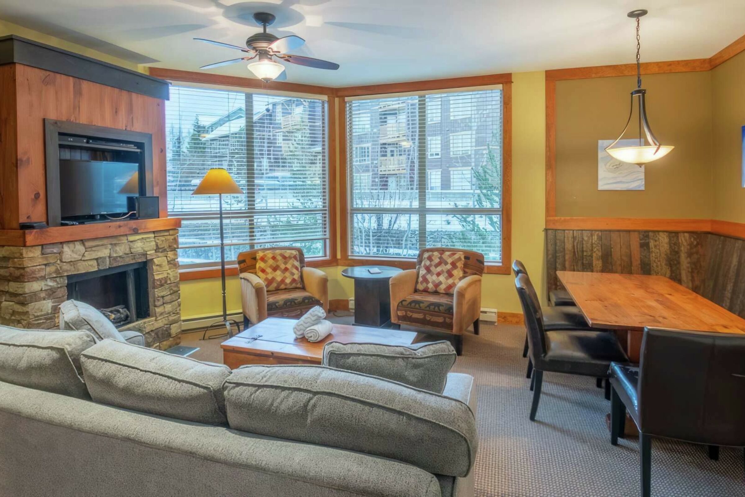 633 - Living Room