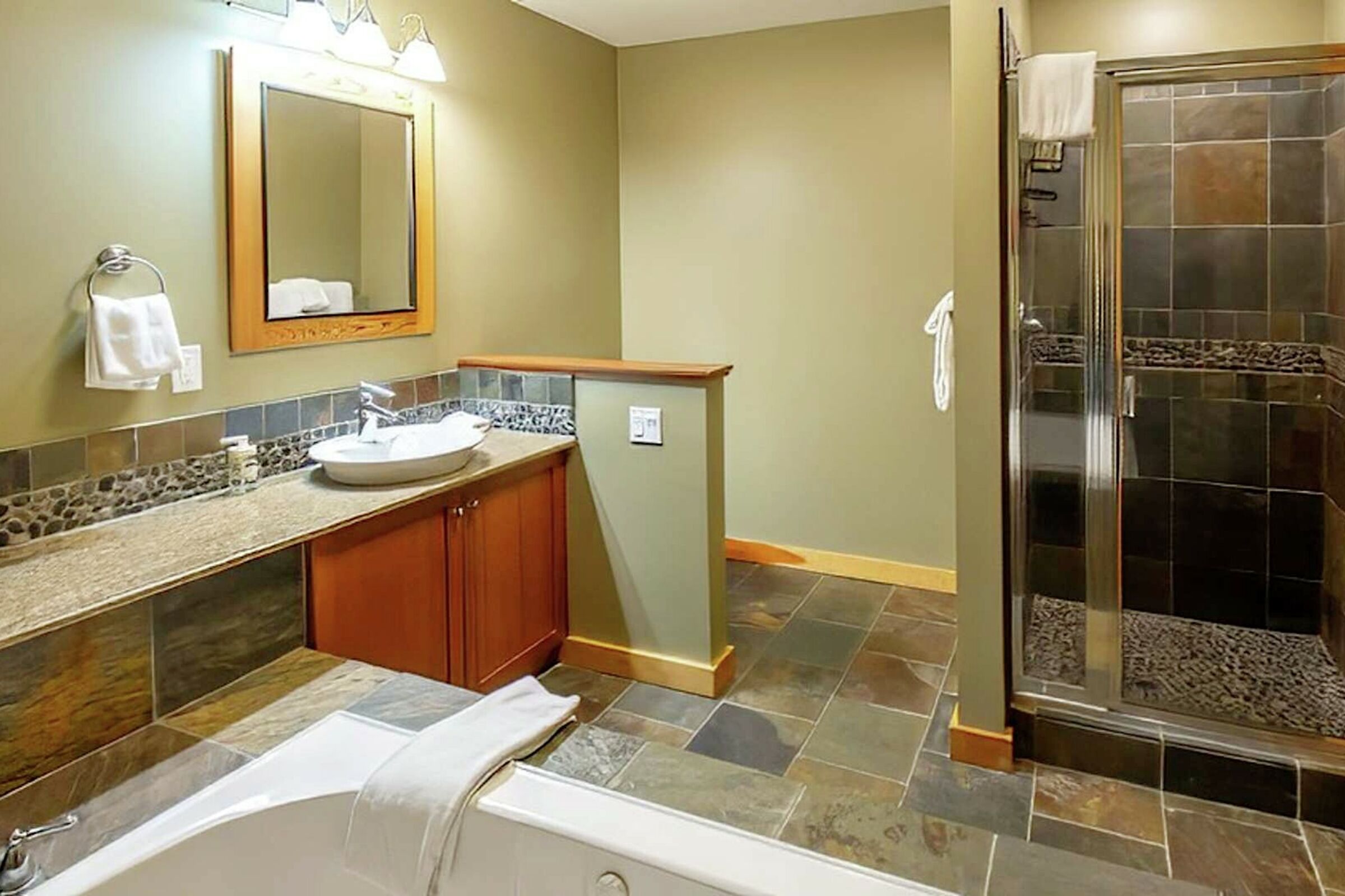 Bear #45-104 - Master Ensuite Bathroom