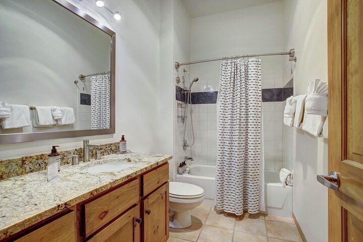 3 Bdrm - Black Bear - Bathroom