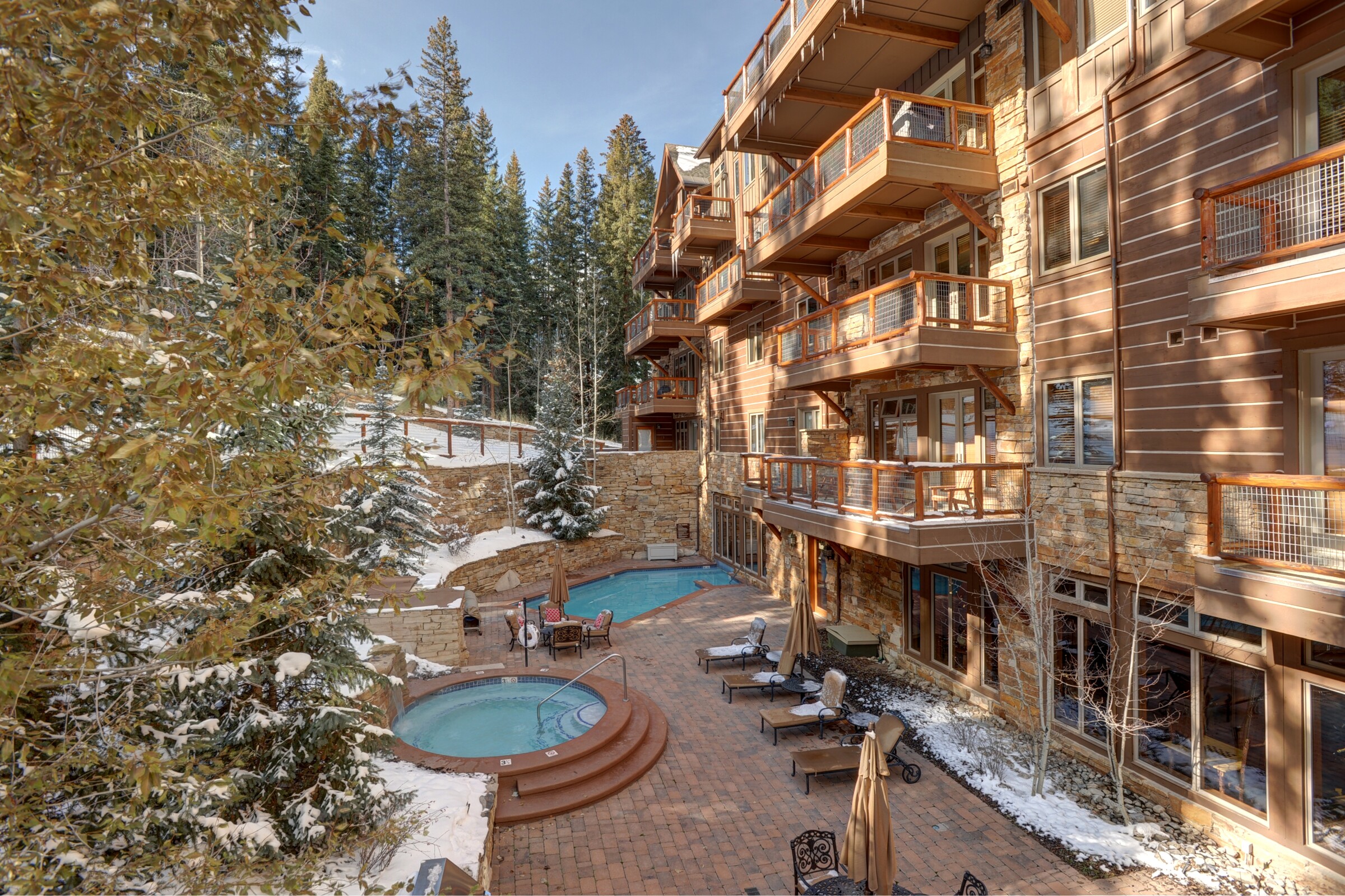 Outdoor Pool & Hot Tub