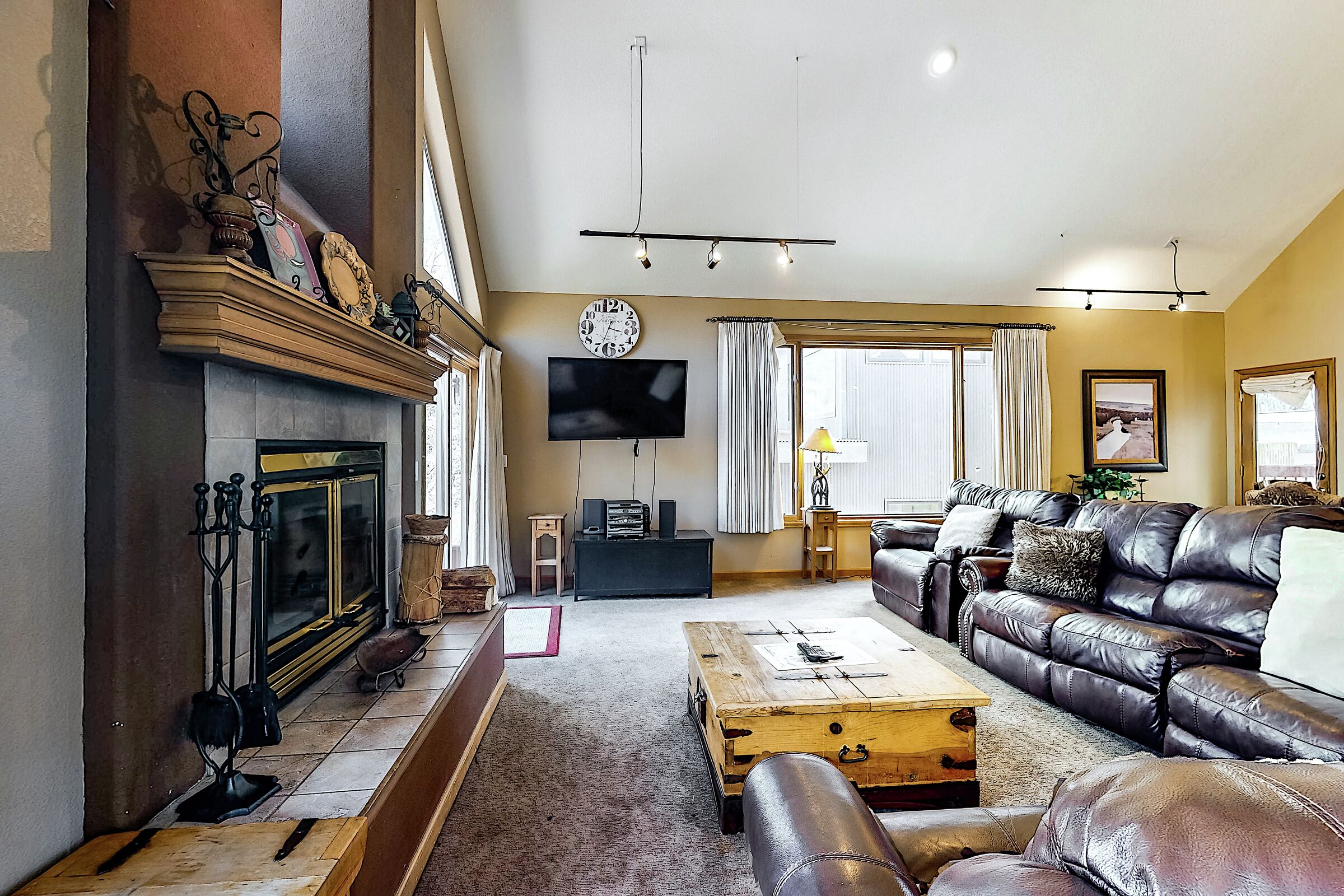 5 Bdrm HT - Living Room