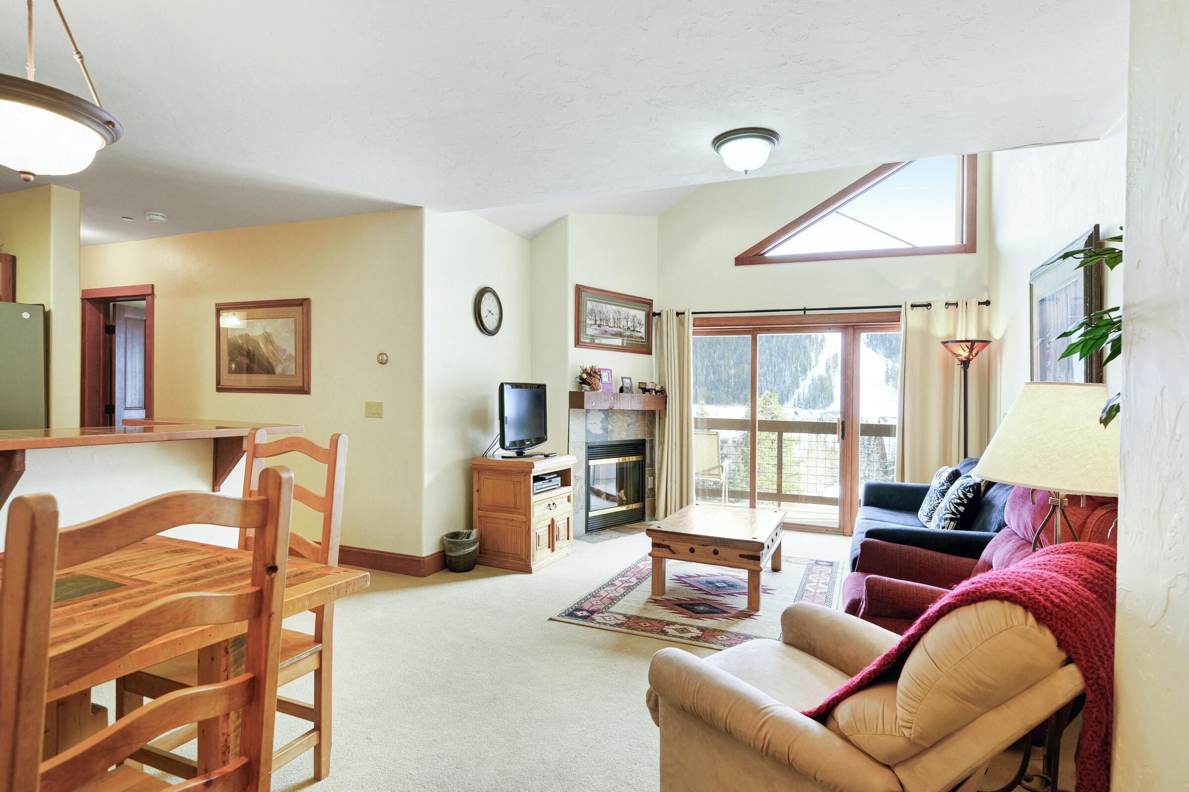 #416 - Living Room & Dining Room