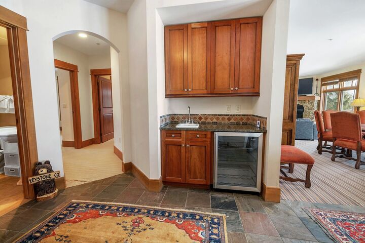 4 Bdrm - Kitchen Wet Bar