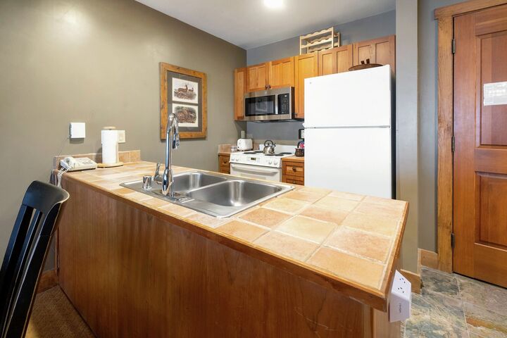 1 Bdrm + Murphy - Kitchen