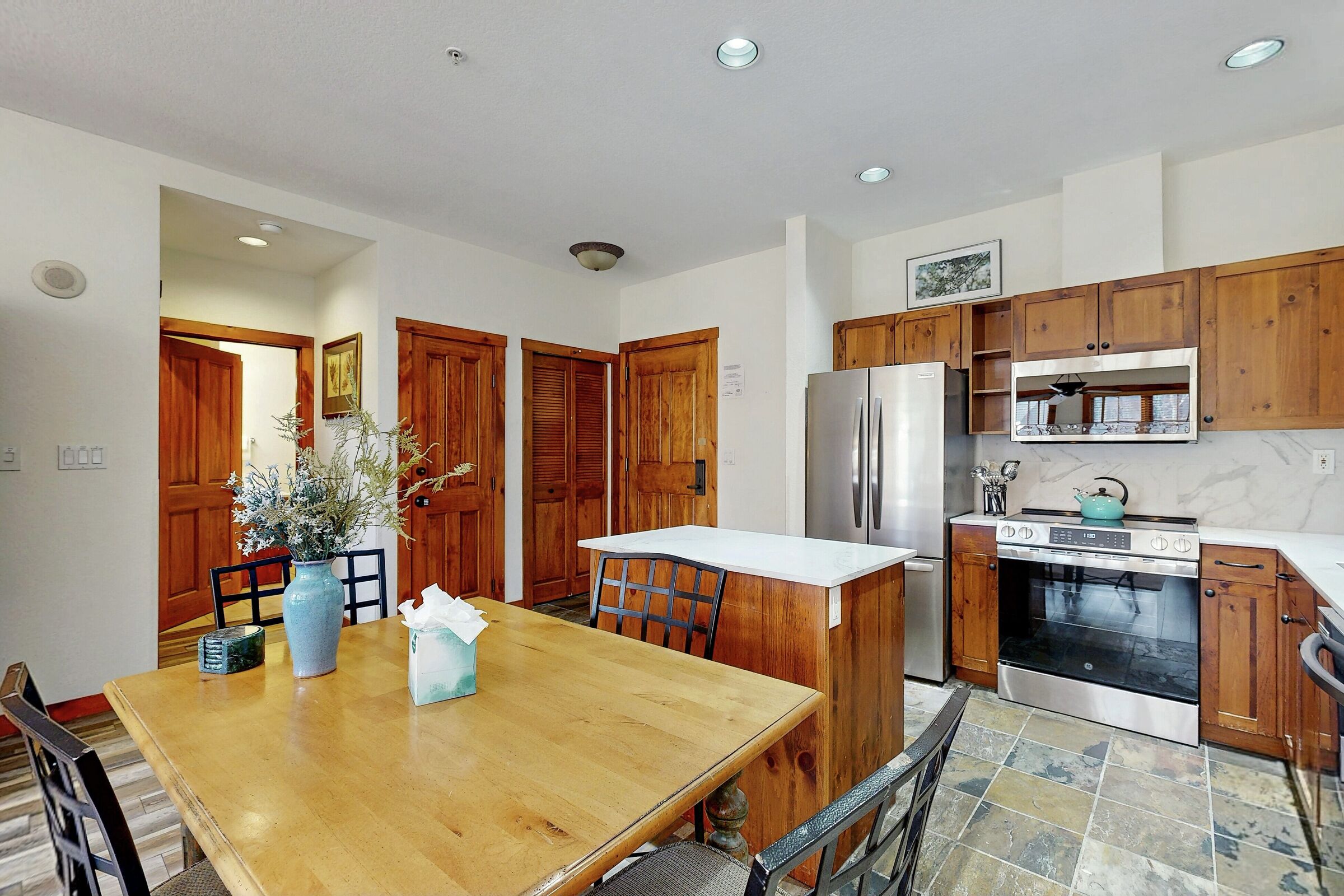 Dining Area & Kitchen