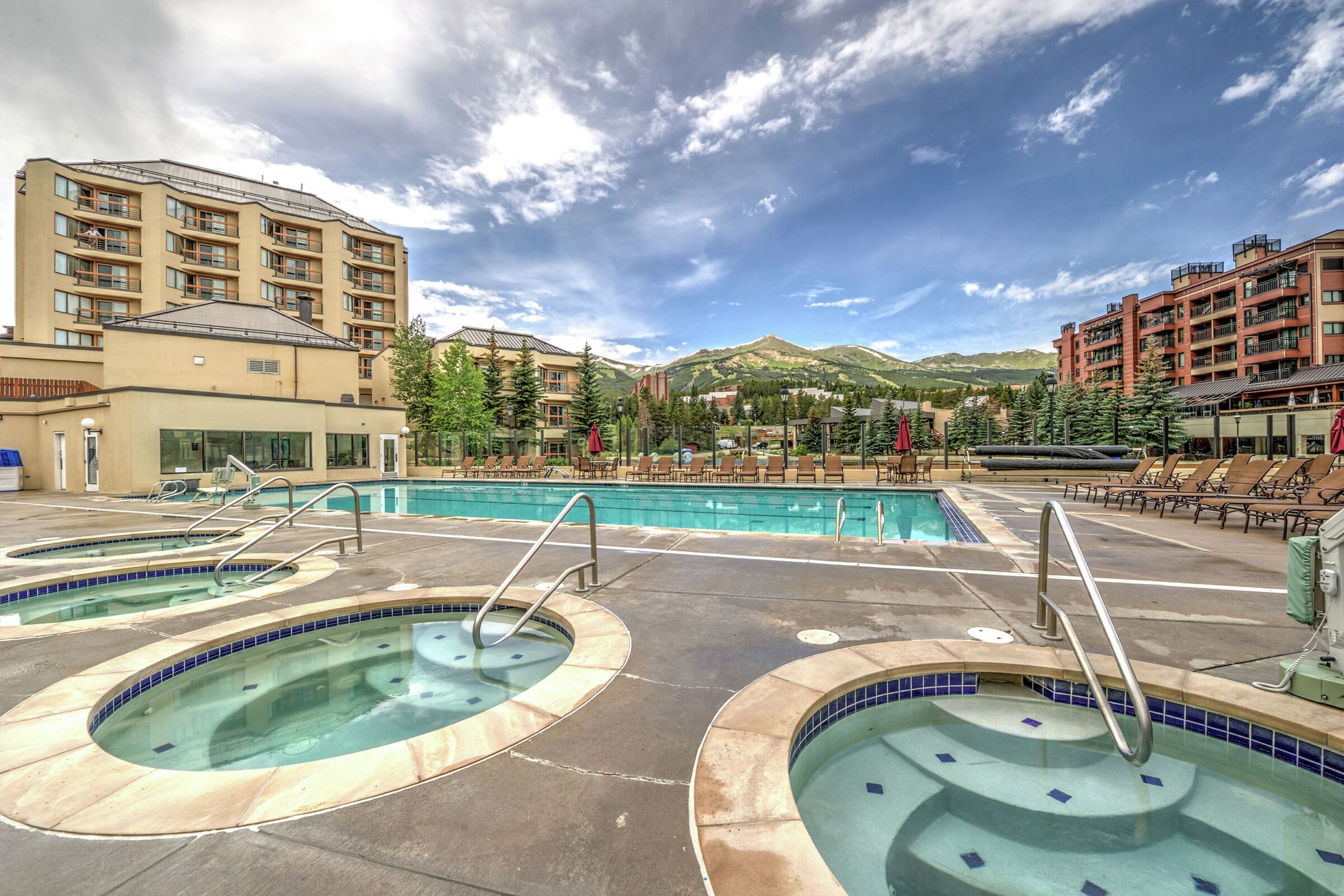 Outdoor Pool & Hot Tub