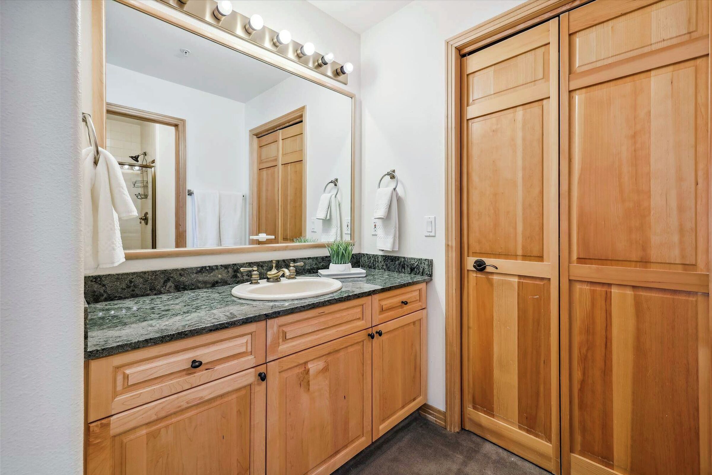 #309W - Ensuite Bathroom
