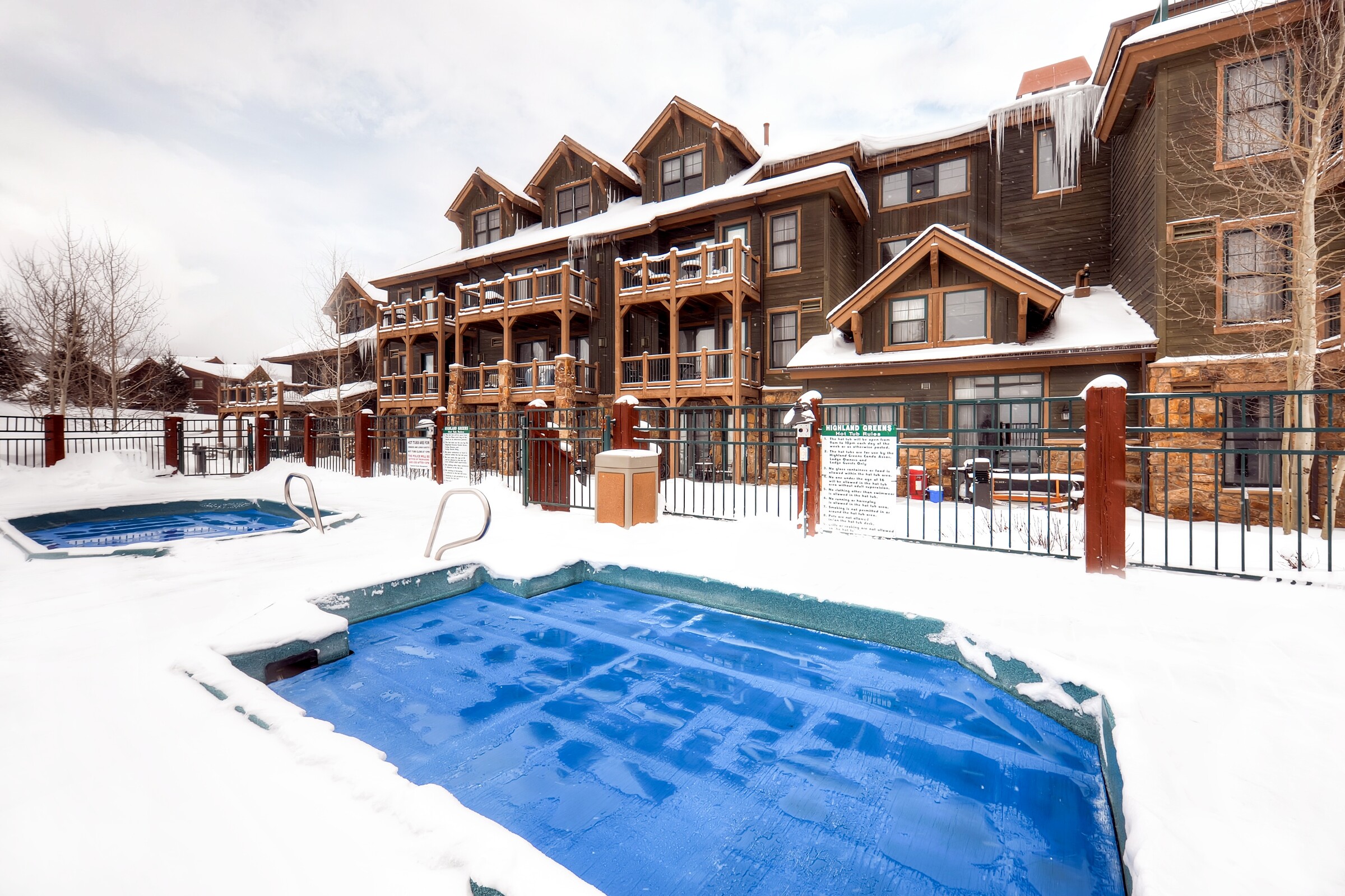 Outdoor Pool & Hot Tub