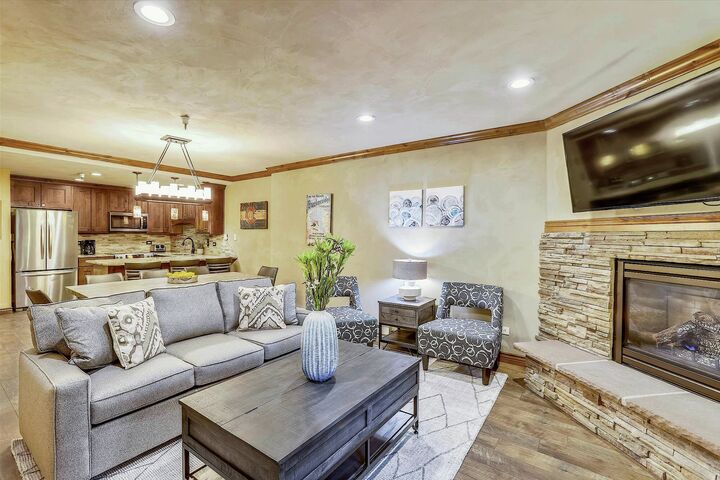 2 Bdrm 2.5 Bath - Chateaux - Living Area