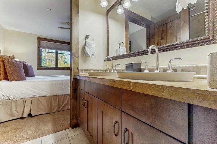 #5404 - Ensuite Bathroom