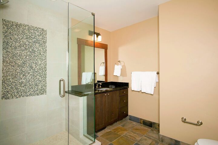 3 Bdrm Slopeside - Bathroom