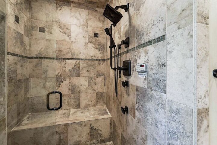 7 Bdrm 7.5 Bath HT - Master Ensuite Bathroom