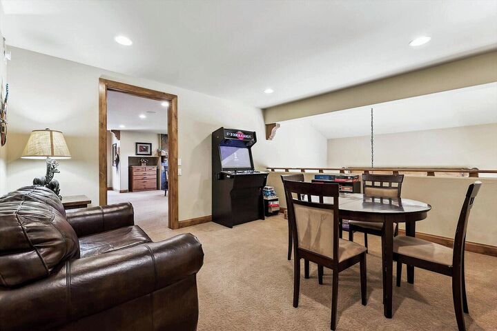 7 Bdrm 7.5 Bath HT - Loft