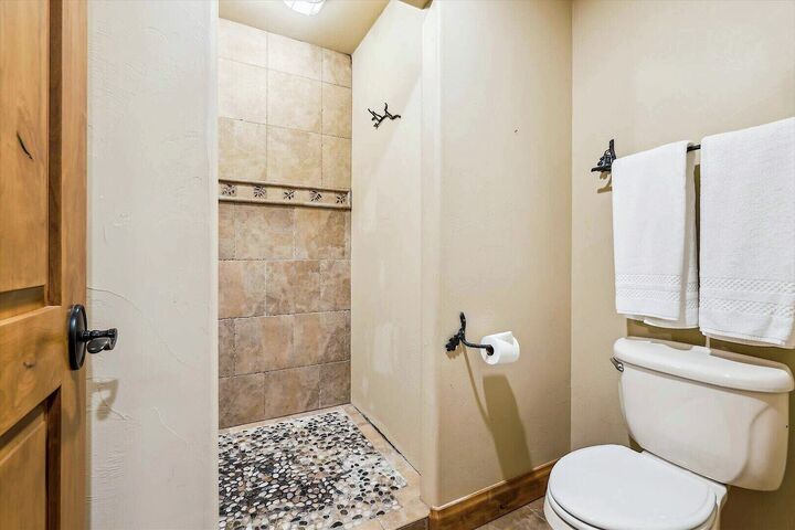 7 Bdrm 7.5 Bath HT - Ensuite Bathroom