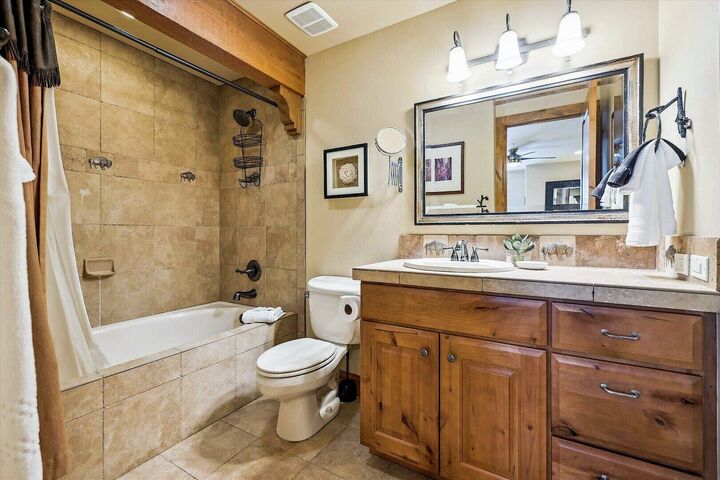 7 Bdrm 7.5 Bath HT - Ensuite Bathroom