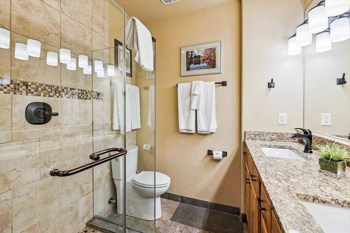 7 Bdrm 7.5 Bath HT - Ensuite Bathroom