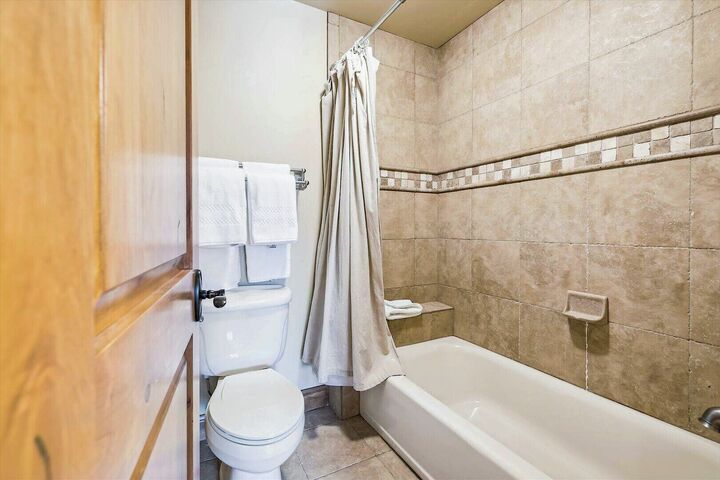 7 Bdrm 7.5 Bath HT - Ensuite Bathroom