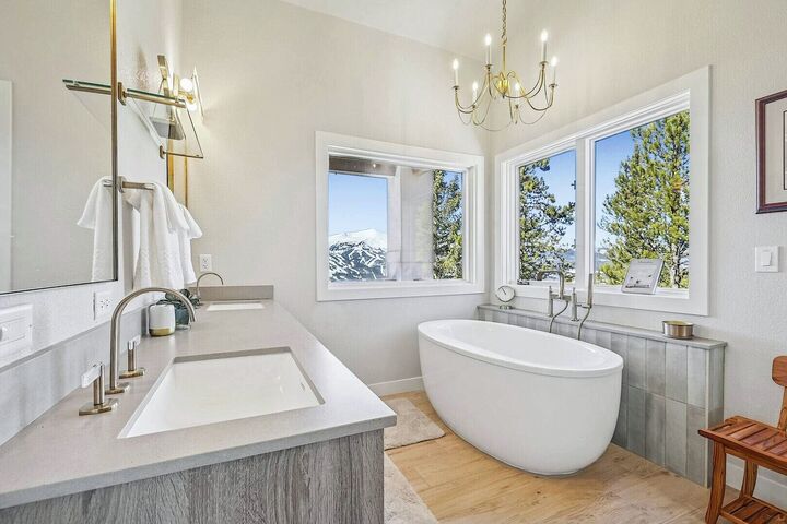 4 Bdrm + Den HT - Master Ensuite Bathroom