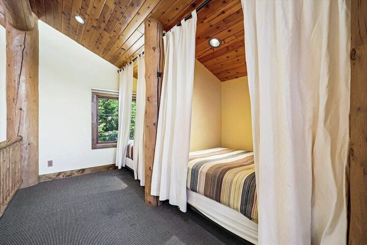 3 Bdrm + Loft 4 Bath HT - Loft with Bed