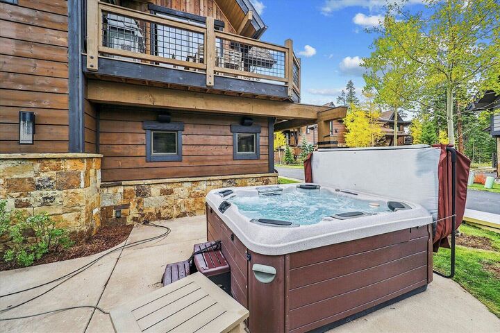 4 Bdrm 4.5 Bath HT - Patio with Hot Tub