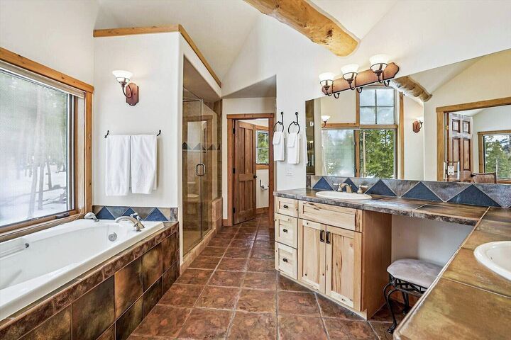4 Bdrm 4.5 Bath HT - Master Ensuite Bathroom