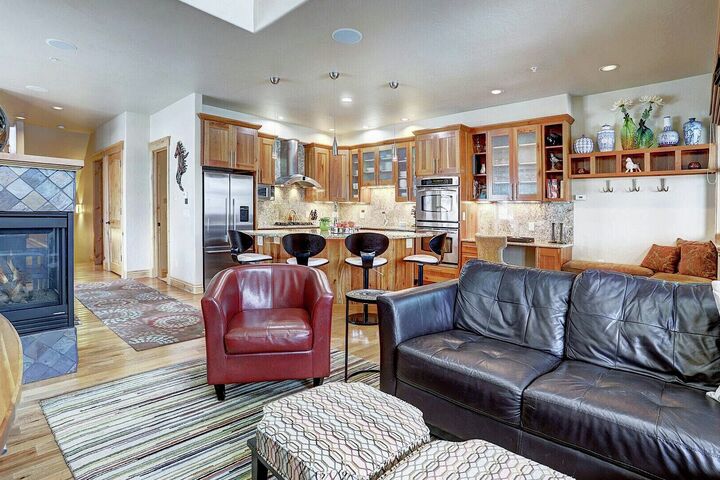 3 Bdrm 3 Bath - Lookout - Living Area