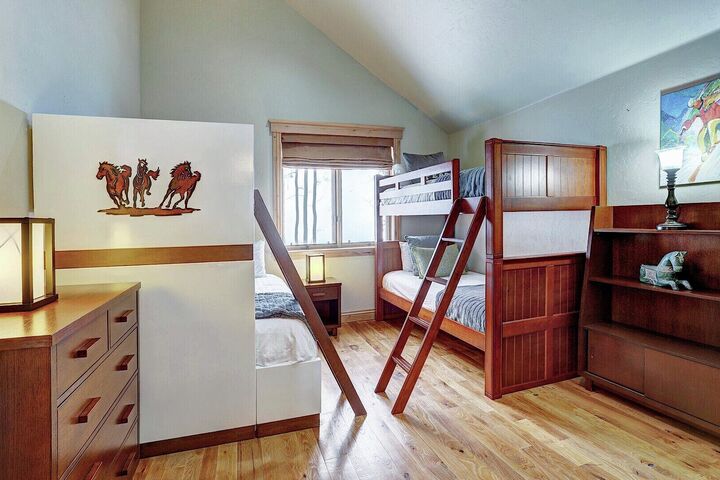 3 Bdrm 3 Bath - Lookout - Bedroom