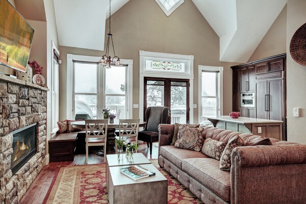 Living Area & Dining Area