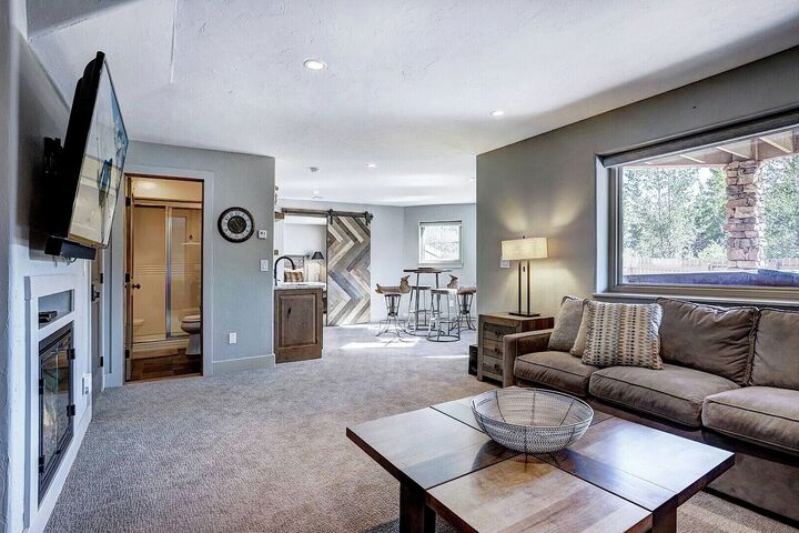 4 Bdrm HT - Family Room
