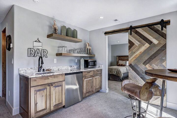 4 Bdrm HT - Family Room with Wet Bar