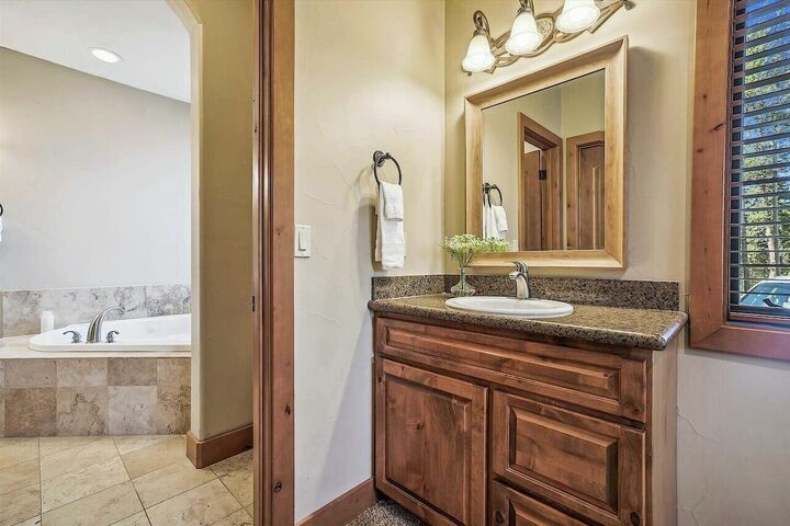 5 Bdrm 3.5 Bath HT - Ensuite Bathroom