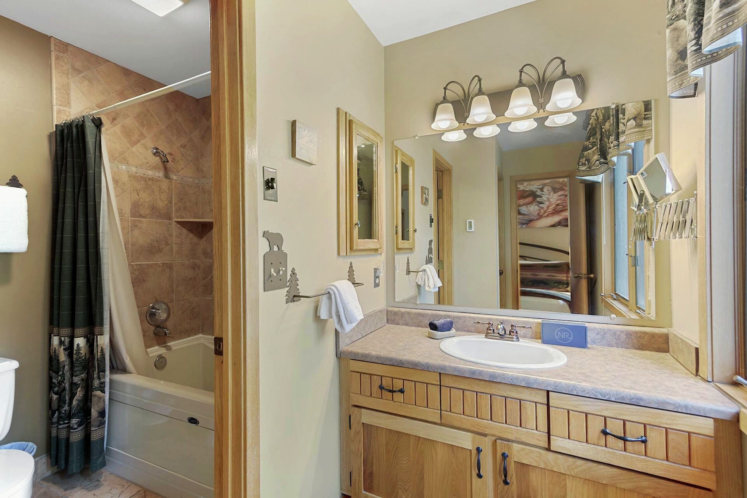 #E4 - Master Ensuite Bathroom