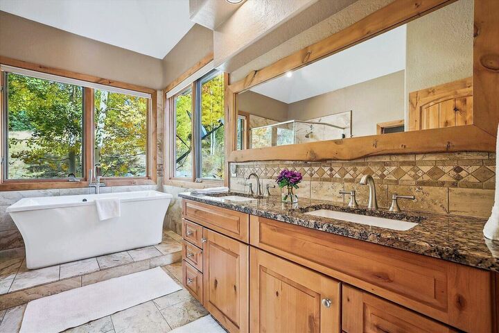 4 Bdrm 3.5 Bath HT - Master Ensuite Bathroom