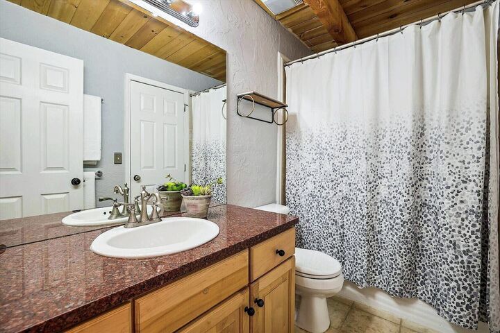 5 Bdrm 3.5 Bath HT - Ensuite Bathroom