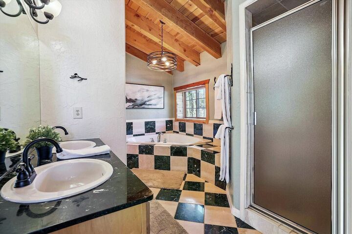 5 Bdrm 3.5 Bath HT - Master Ensuite Bathroom