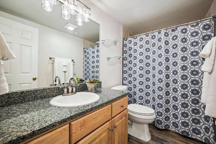 5 Bdrm 3.5 Bath HT - Ensuite Bathroom