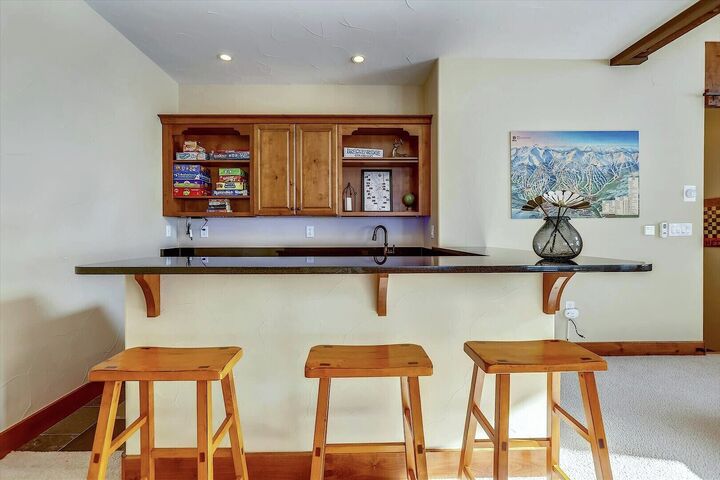 3 Bdrm 4 Bath HT - Wet Bar