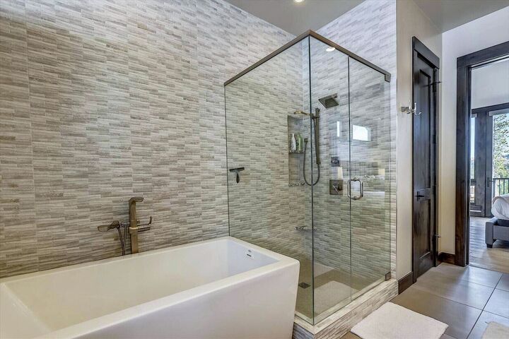 6 Bdrm 5.5 Bath HT - Master Ensuite Bathroom